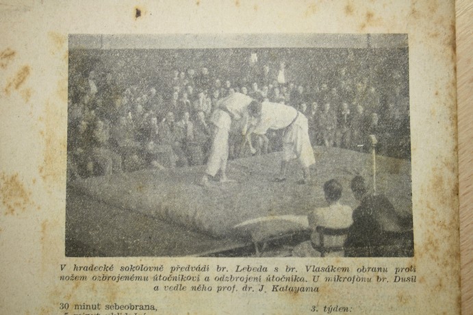 fotografie zachycujícího Kitajamu při sledování demonstrace sebeobrany